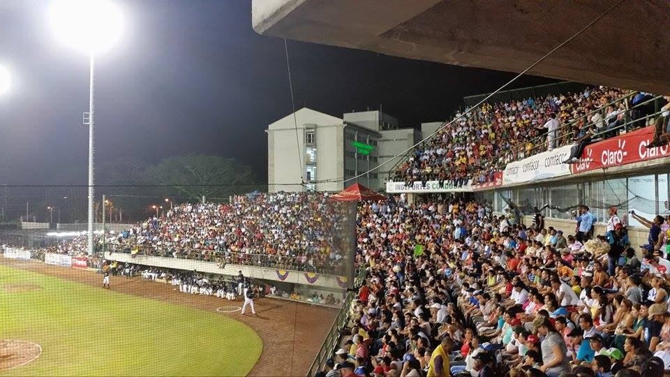 El público emocionado apoyando a los Leones en el estadio 18 de junio de Montería