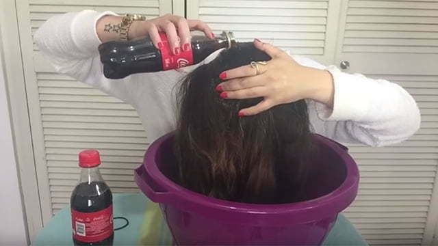 lavarse el pelo con coca cola
