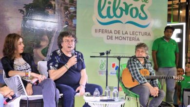 Foto feria de la lectura montería 2018 hombre habla en el microfono