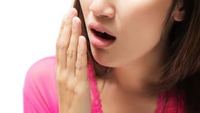 A qué se debe el mal aliento al despertar