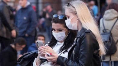 Se puede adherir a la ropa o cabello el Covid19