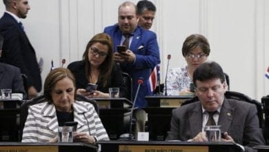 Este presidente suspendió el salario de diputados y magistrados