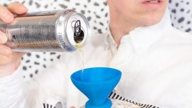 Crean tapabocas para tomar cerveza sin tener que quitártelo