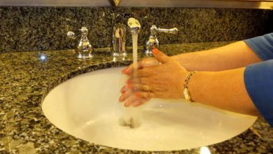 ¿Cómo cuidarse del coronavirus al usar un baño público?