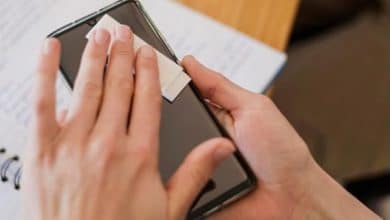 Este es el cargador que desinfecta el celular de Covid19