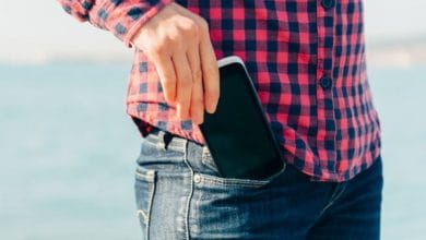 ¿Cuáles son los riesgos de llevar el celular en el pantalón?