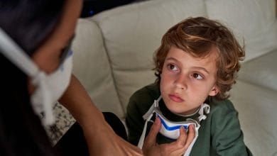 ¿Cómo protegerte mientras cuidas a alguien que tiene COVID-19?