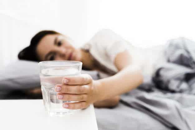¿Es malo beberse un vaso de agua de la noche anterior?