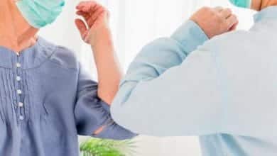 La OMS recomienda no saludar con el codo