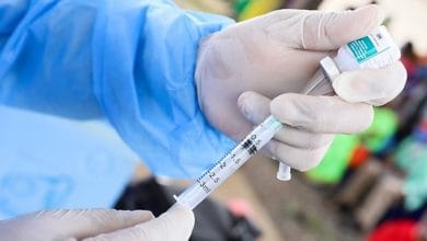 ¿Por qué Johnson & Johnson detuvo los ensayos de su vacuna?