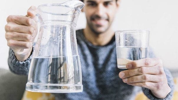 ¿Cómo lograr tomar 6 u 8 vasos de agua al día?