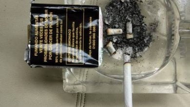 Cajas de cigarrillos incluirán advertencia sobre complicaciones por Covid
