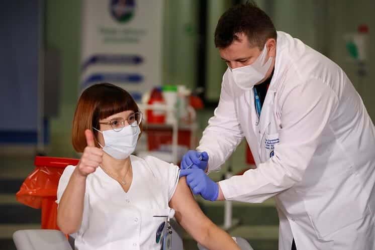 El mundo tiene menos contagios y más personas vacunadas