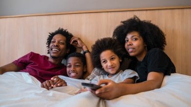 Un adulto promedio gasta alrededor de 7 minutos y medio en escoger lo que verá en una plataforma de streaming como Netflix. Este dato, revelado por un artículo del diario El País de España, nos muestra una realidad cada vez más común en los hogares de todo el mundo. Por esta razón, nos dimos a la tarea de seleccionar para ti 5 películas y 2 cortometrajes de Netflix, las cuales son recomendadas para toda la familia y se encuentran disponibles en agosto de 2021.