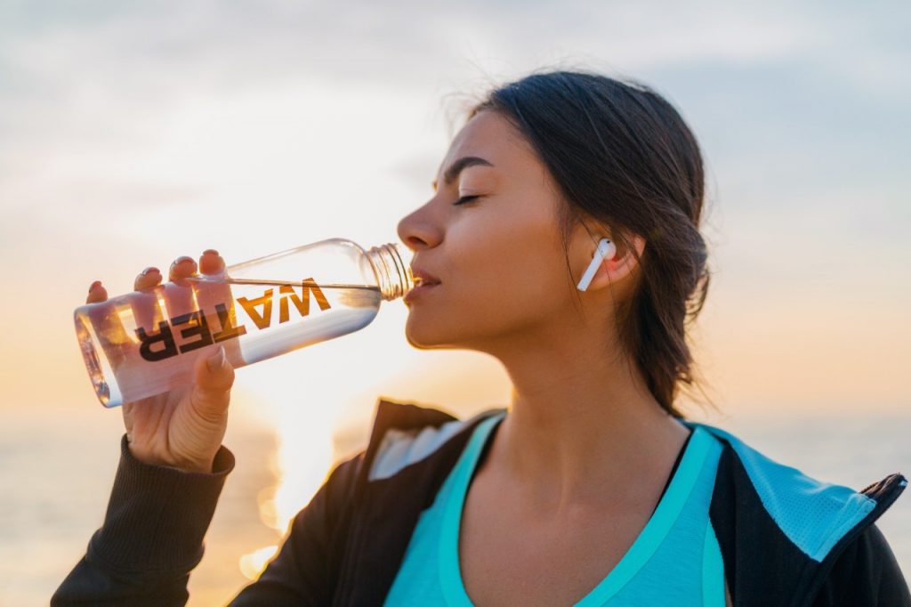Estar hidratado es vital para obtener mayor energía de los alimentos. Sin el agua, las células serían incapaces de producir la energía necesaria para un buen funcionamiento del cuerpo. 