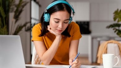 El aislamiento durante las cuarentenas aceleró los procesos de transformación digital, es decir, la inclusión de distintas tecnologías en los escenarios de la vida diaria (trámites, educación, comercio, comunicaciones, etc.). Y para educar a la población en el uso de estas herramientas, el Gobierno Nacional , a través de MinTic, creó 16 cursos gratis para aprender y certificarse en temas tecnológicos. Se trata del programa “Llegamos con TIC”. De acuerdo con MinTic, se trata de “una variada oferta de cursos y contenidos que te ayudarán a adquirir las habilidades que necesitas para transformar tu vida con el buen uso de Internet”.