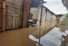 Montería no ha escapado de la ola invernal que desde hace unos días azota a varios municipios de Córdoba y que tiene a más de la mitad de ellos en calamidad pública por inundaciones. Específicamente las zonas de Zarabanda y Nuevo Milenio, en el suroccidente de la ciudad.