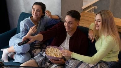 Si eres de los que prefiere quedarse en casa y entretenerse de forma sencilla sin muchas excentricidades, los estrenos que trae Netflix en octubre te caerán "como anillo al dedo".  A la plataforma de streaming llegarán películas, documentales, nuevas series. De igual manera, también estarán disponibles las nuevas temporadas de algunas de sus más exitosas producciones, como lo son You y la bionovela del cantante Luis Miguel. 