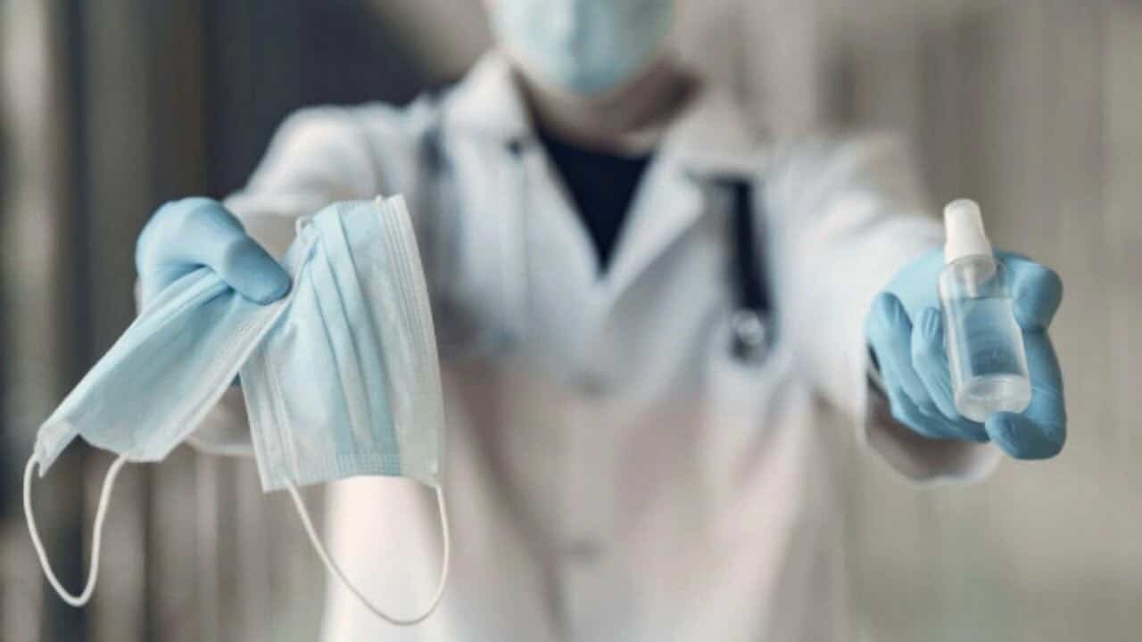 El mundo está cerca de completar dos años de lucha contra una pandemia que ha causado la muerte de más de 4 millones de personas. Sin embargo, las autoridades sanitarias han comenzado a expresar que el COVID-19 podría convertirse en endemia.  La similitud en ambos términos tiende a confundir a la población, pero lo cierto es que hay una amplia diferencia entre ambos.  Julián Fernández, director de Epidemiología del Ministerio de Salud de Colombia, habló al respecto. Según el funcionario, una endemia es “un evento de interés en salud pública”, el cual “tiene comportamientos estacionales con picos en ciertas épocas del año y que estos se presentan, prácticamente, todos los años”. 