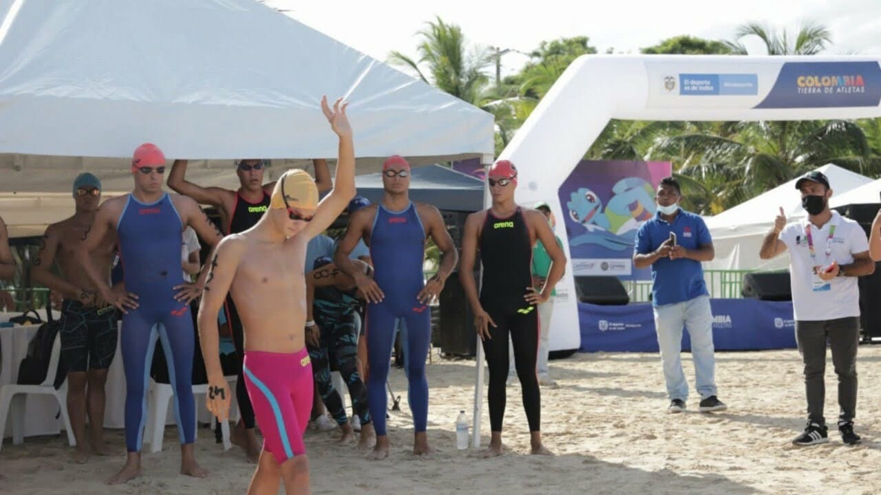 Córdoba y Sucre están viviendo una fiesta deportiva en el marco de los IV Juegos Nacionales de Mar y Playa. La competencia que inició el pasado 23 de octubre en Tolú, reúne a más de mil deportistas de todo el país, distribuidos en 26 delegaciones que participan en 12 disciplinas. Hasta el 30 de octubre 646 hombres y 435 mujeres, harán parte de las competencias cuyo escenario serán las playas del Golfo de Morrosquillo. Disciplinas como el fútbol playa, balonmano playa, rugby playa, vóley playa, triatlón, llenarán de emociones a locales y turistas durante esta semana. Vela, motonáutica, ultimate, esquí náutico, natación en aguas abiertas, actividades subacuáticas y surf, serán la cuota acuática de este evento nacional.