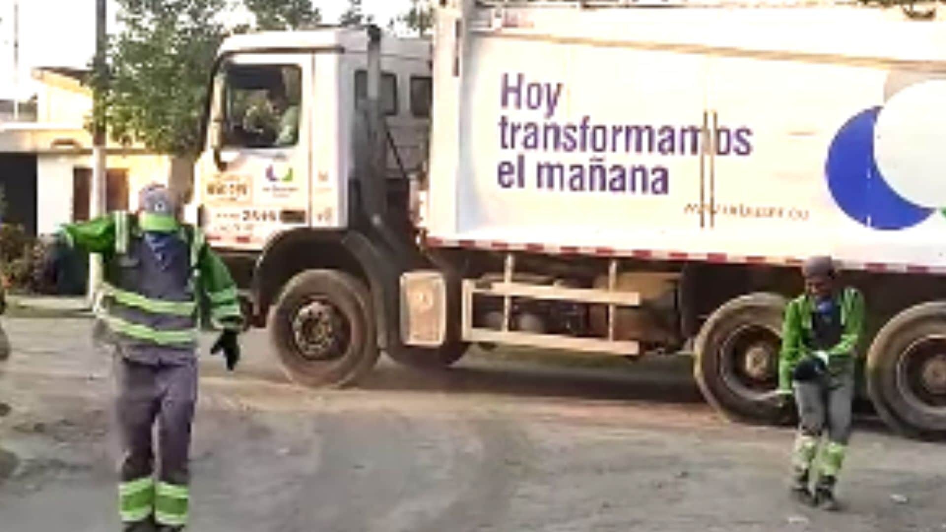 La buena vibra con la que trabajadores de Urbaser llegaron a un barrio de Montería a cumplir con sus labores de recolección, se hizo viral en redes sociales.