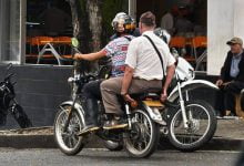 parrillero en moto durante las elecciones