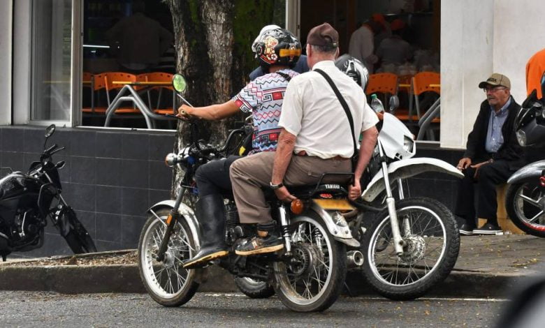 parrillero en moto durante las elecciones
