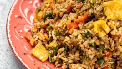 Primer plano de un delicioso arroz cocido con verduras y salsa en un plato sobre la mesa festival 'Montería me sabe a arroz'