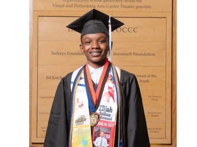 Viral: El niño que se acaba de graduar de la universidad con 13 años